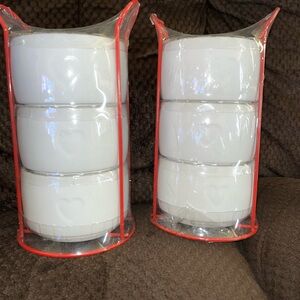 4pc Set. New 3 ceramic bowls and wire rack. Has hearts on them Lot of 2